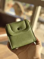 محفظة ڤيرا – اللون الزيتي 💚